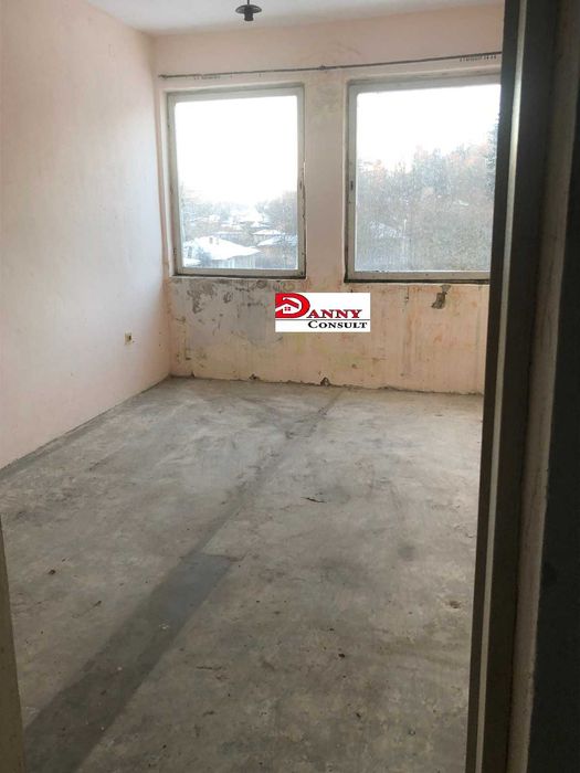 Двуетажна монолитна къща с двор в с. Беброво