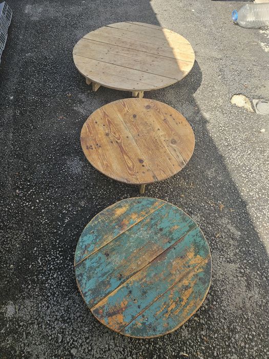 Колела от стара каруца паралия маса делви