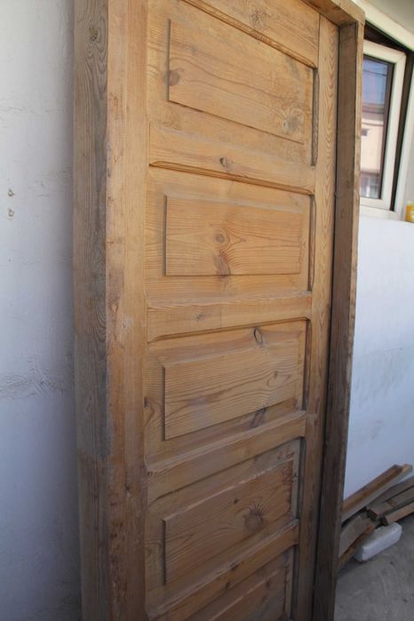 Дверь деревянная с рамой