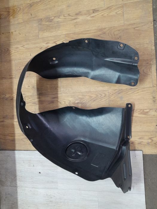 Подкрылок от Весты правый и хром перед со значком.