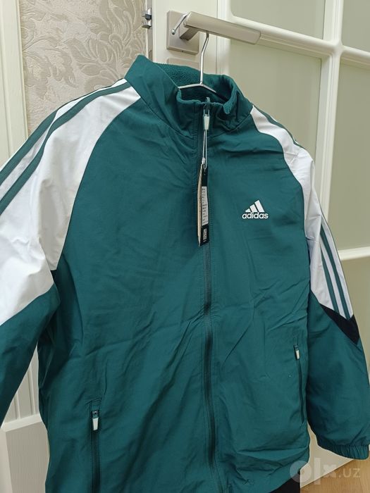 Adidas brendidagi sportifka