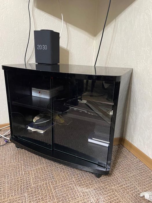 Чёрная лаковая тумба под телевизор