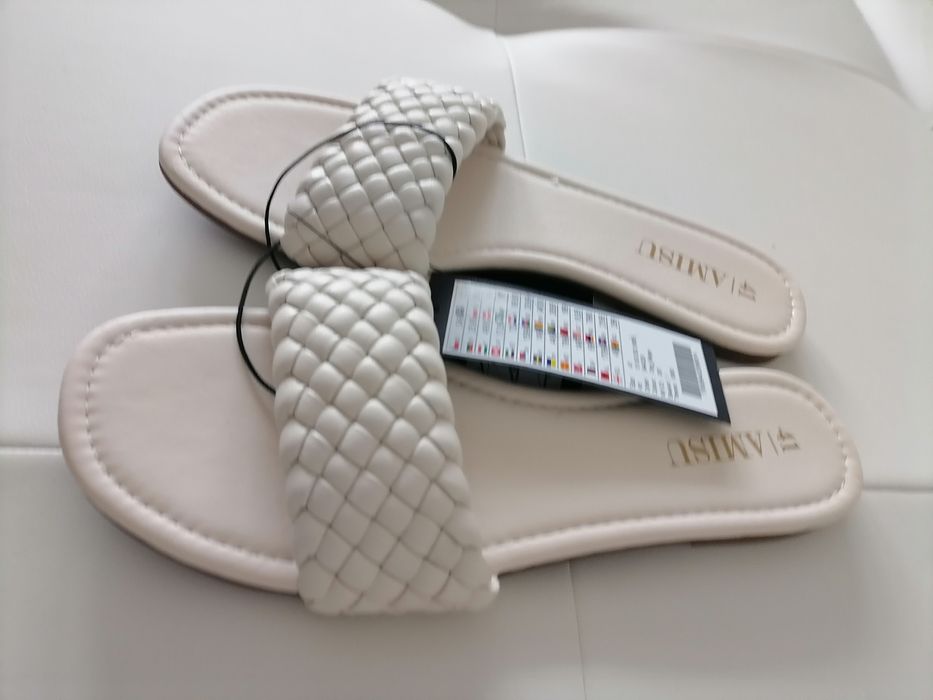 Vând sandale dama  fashion, un model deosebit, noi cu eticheta.