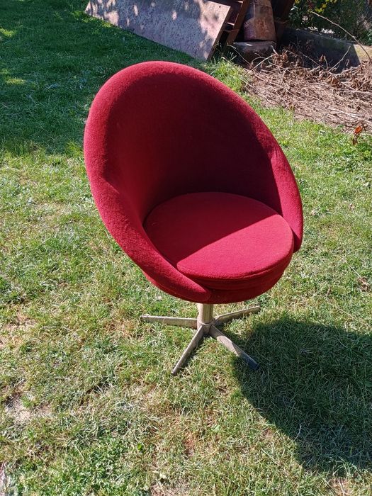 Въртящи се столове на Топ цена,хубава червена дамаска.