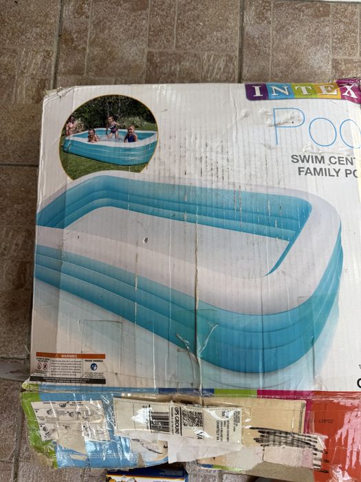 Piscina albastra intex