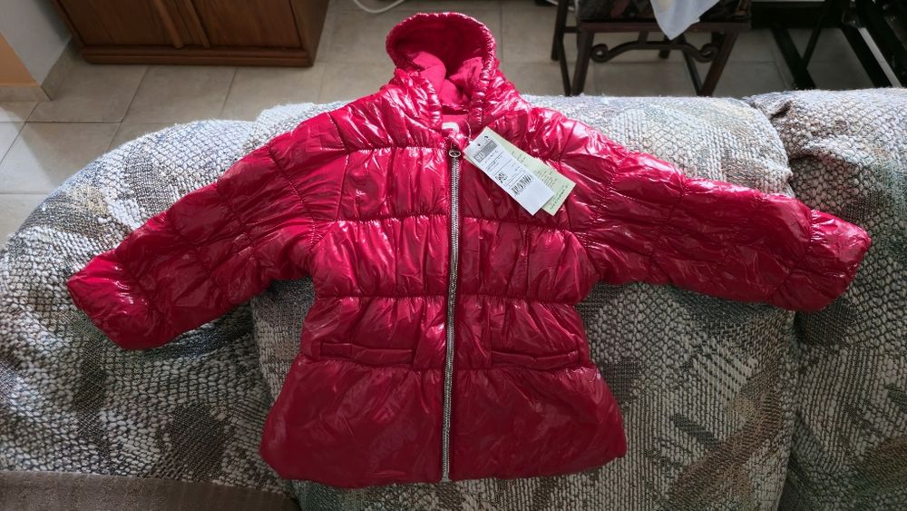 Детско червено яке с качулка United Colors of Benetton