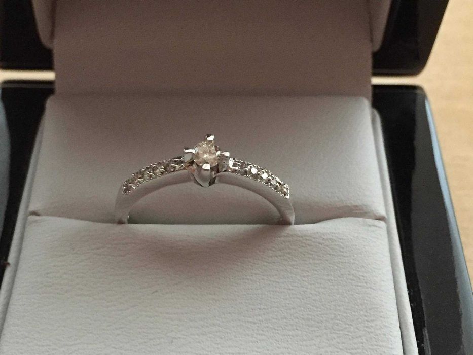 Златен годежен пръстен с естествени диаманти