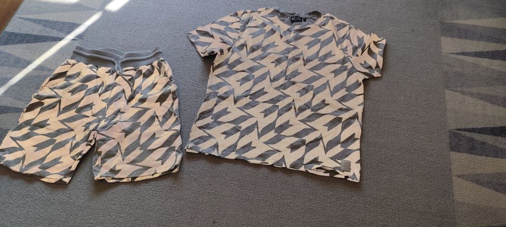 Оригинален сет с марката  Меси като нов