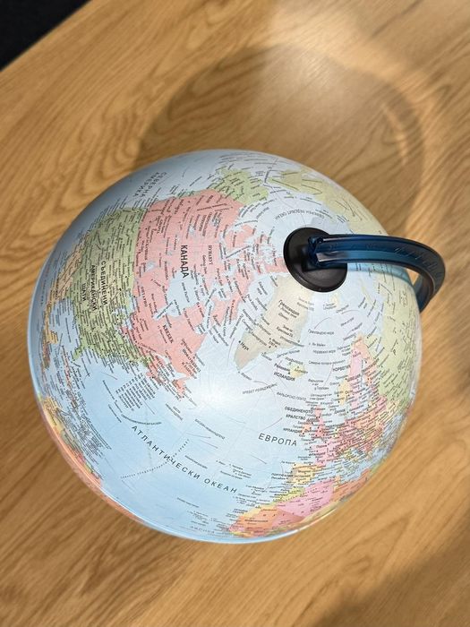 Светещ глобус Ден и нощ