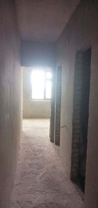 Uy sotiladi yo'l yoqasida