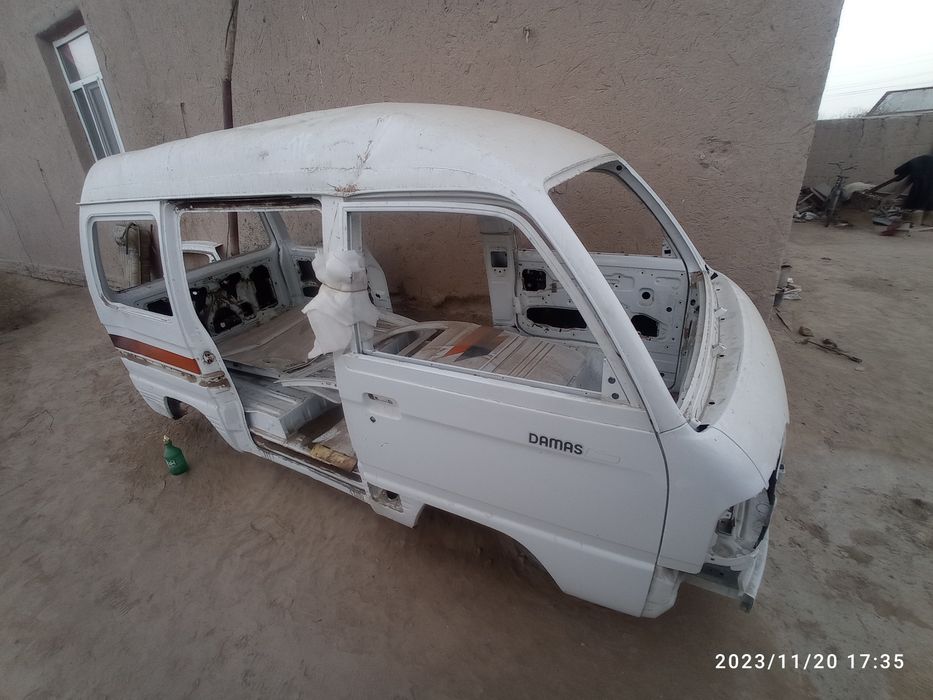 Damas mashinasini kuzovi sotiladi ustiga daraxt sinib tushgan turgan j