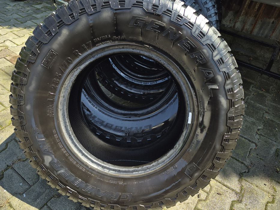 Vând anvelope LT285/70 R17