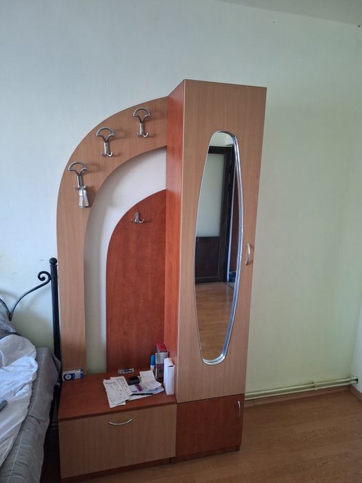 Mobilier cuier cu rafturi si oglinda