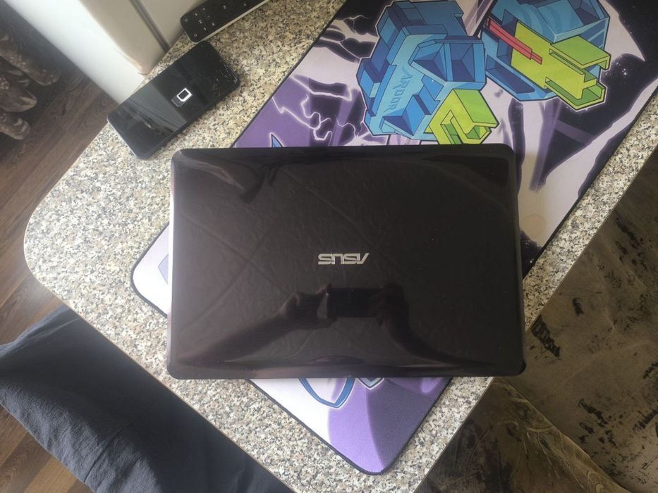 Ноутбук ASUS в идельном состоянии.