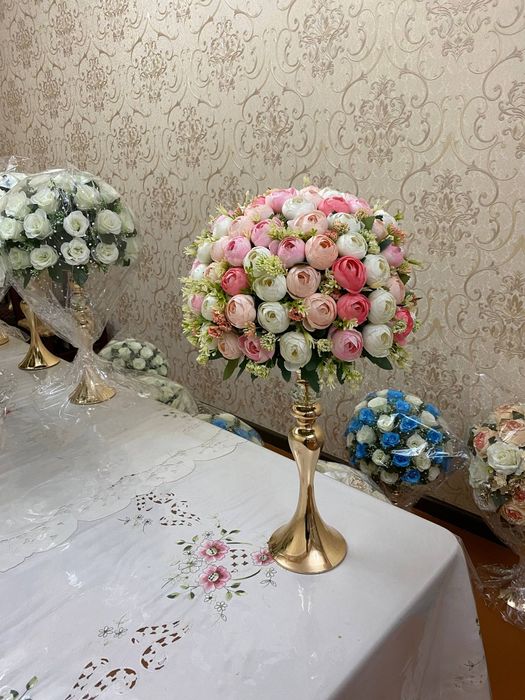 Suniy gullar shohona stol uchun