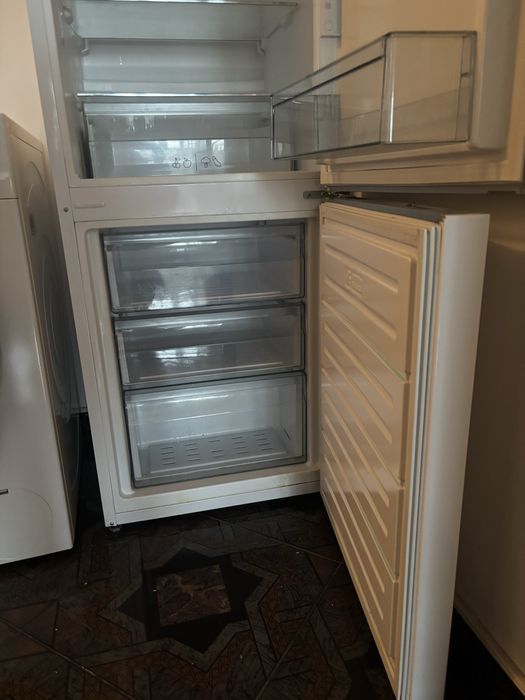 Frigider Sharp cu congelator jos