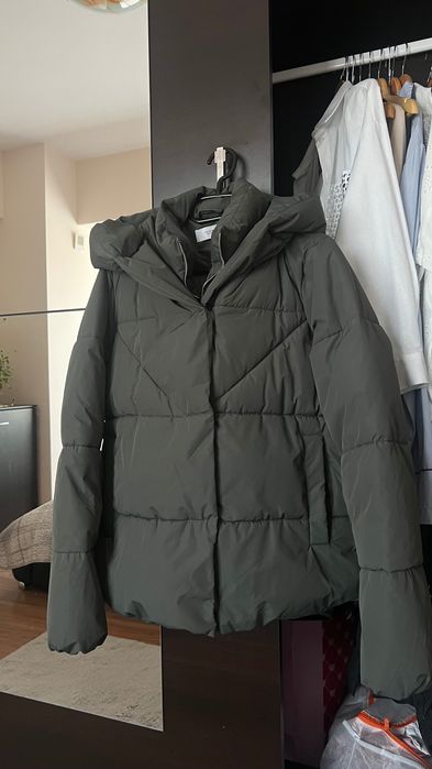 Vând geacă puffer Reserved, culoare verde prăfuit