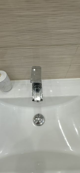 Chiuvetă baie ceramică + baterie cromată – stare  foare bună
