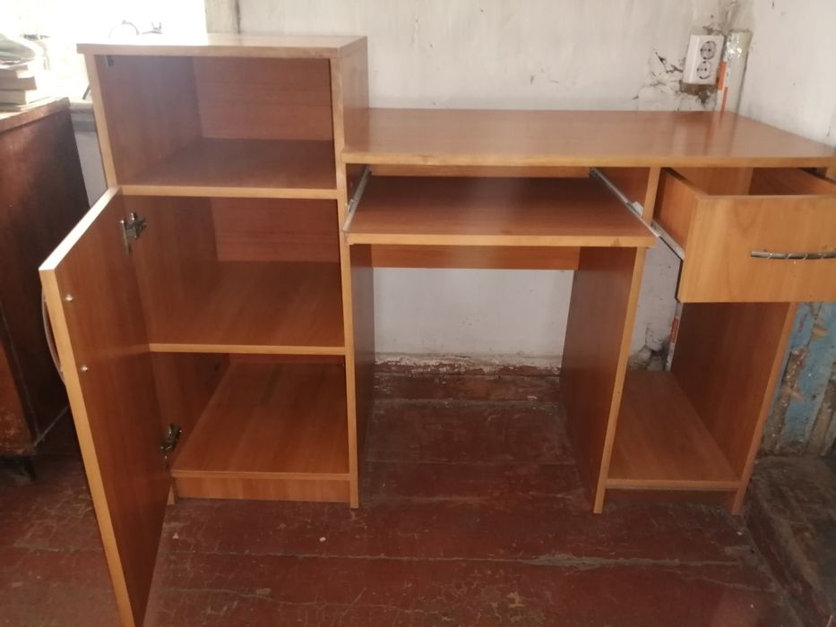 Продам компьютерный стол.
