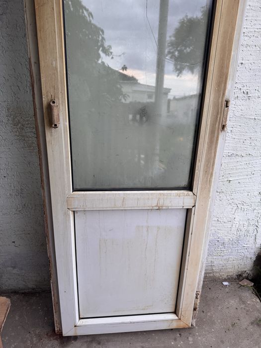 Продам пластиковую  дверь