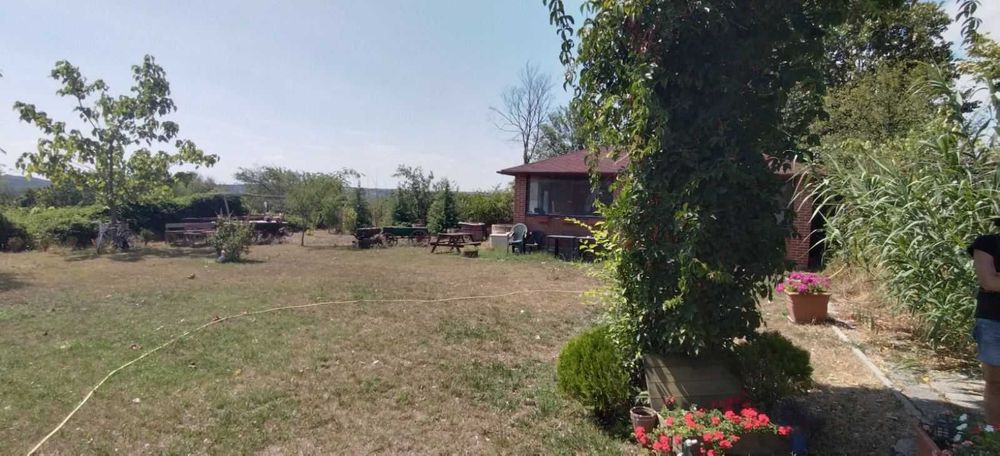 Две самостоятелни къщи в делим двор в с. Ген. Кантарджиево