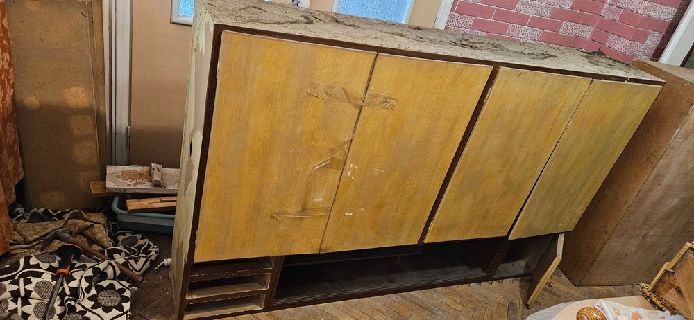 Шкаф за посуда или кухня