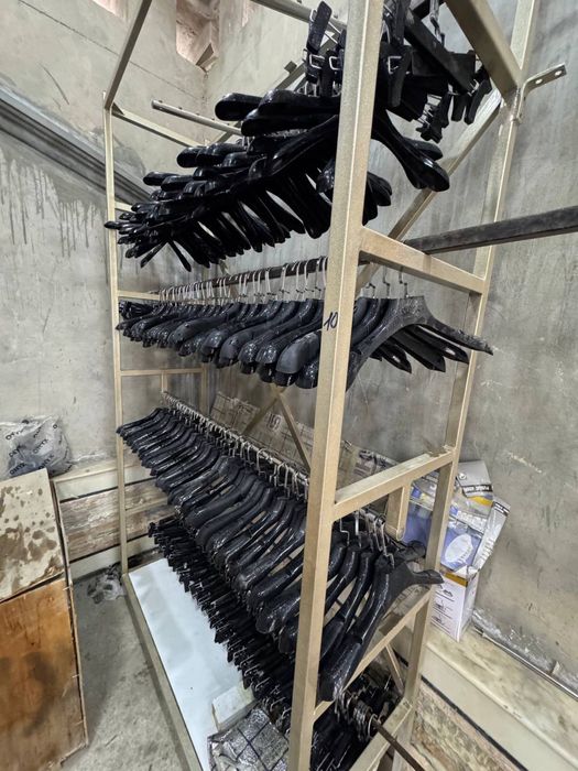 Вешалки (отдельно договрная цена на стеллаж золоого цвета )