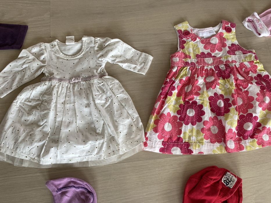 Vand lot haine fete(2-4 luni) superbe.