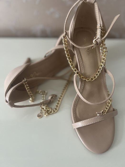 Сандали на ток от Dezee