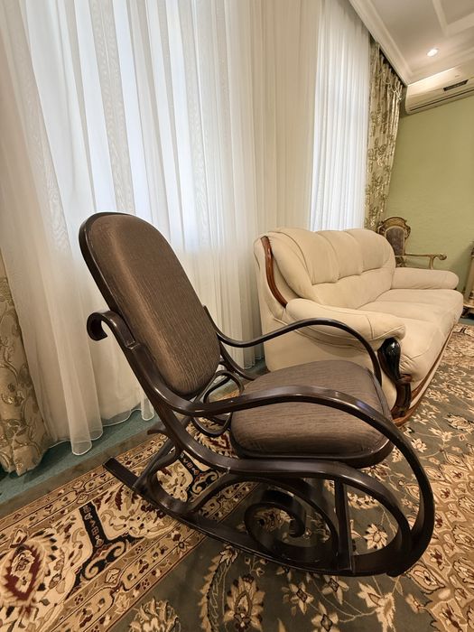 Продаётся кресло-качалка, классический стиль.