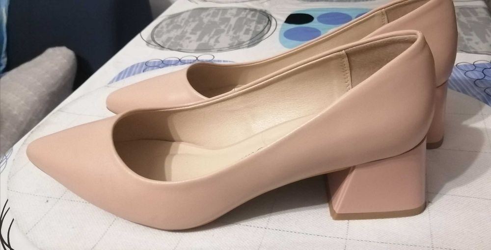 Vand Sneakers si pantofi