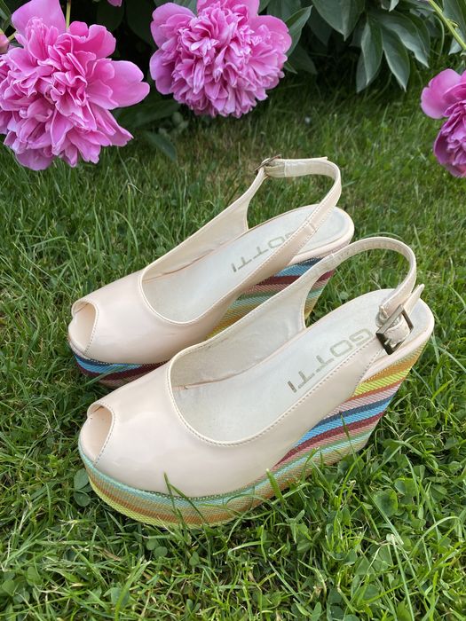 Дамски сандали на платформа