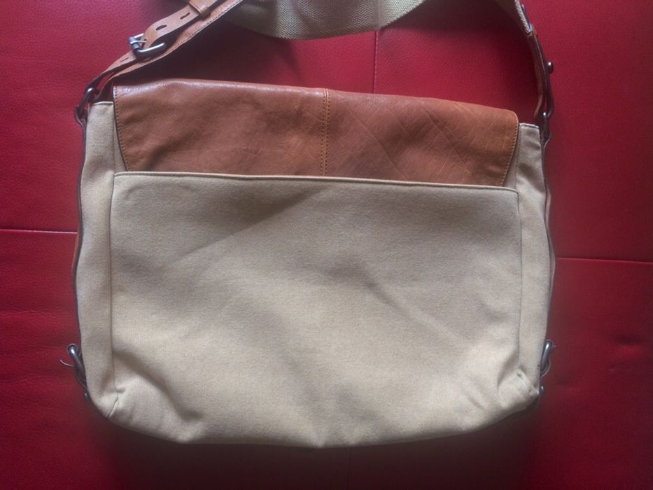 HUGO BOSS оригинална куриерска чанта естествена кожа и плат.