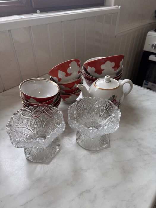 Чайник, пияла и конфетницы