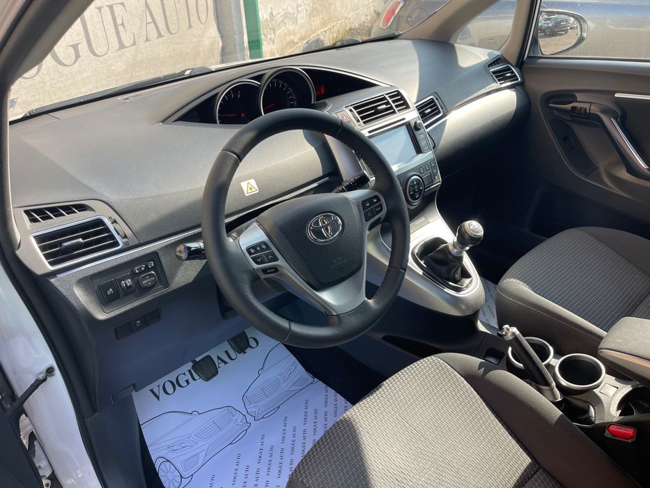 Кола под наем Toyota Verso