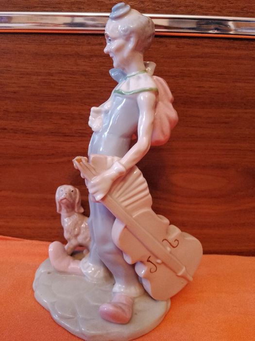 Два порцеланови клоуна