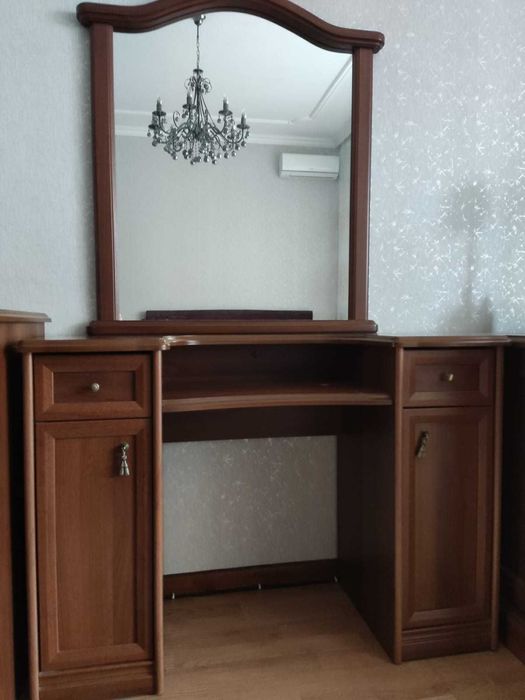 Продам дамский столик с зеркалом