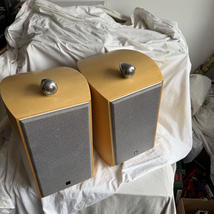 Boxe KEF model Xq1