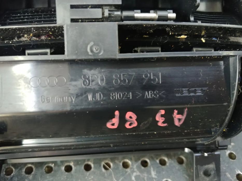 scrumiera audi a3 8p 8p0857951