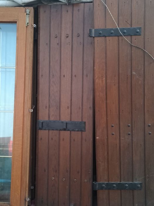 Geamuri și obloane din lemn rustic/vintage