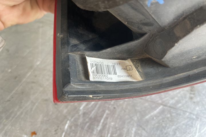 Lampa / Tripla stop dreapta pe aripa 8200211019 Dacia Logan prima gen