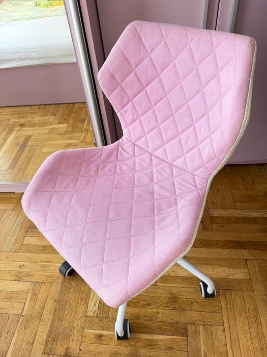 Столове на колелца и с регулиране по височина употребявани