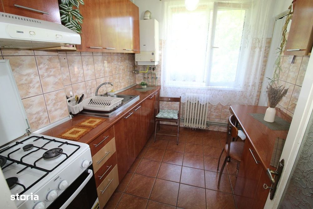 Vând apartament 2 camere în Hunedoara, zona Micro2-OMW, etaj 1...