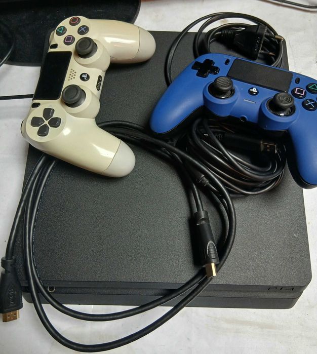 Playstation 4 1 TB + контролери + игри