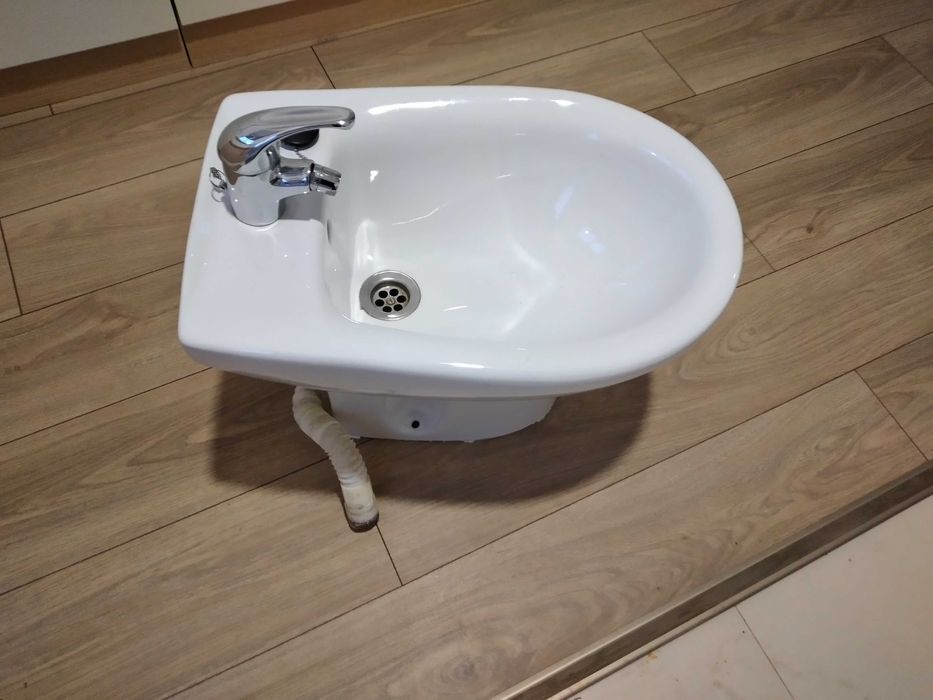 Include bideu din porțelan, robinet monocomandă și supapă de spălare