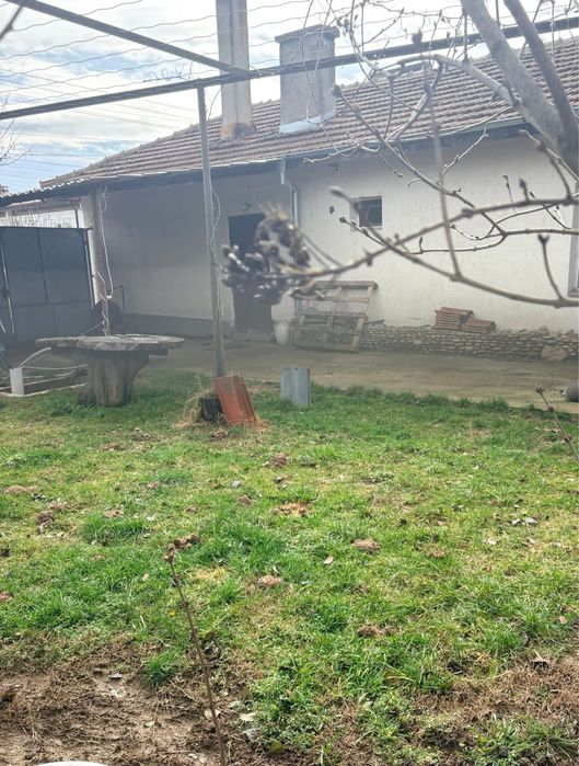 Къща с два двора и гараж готова за живеене