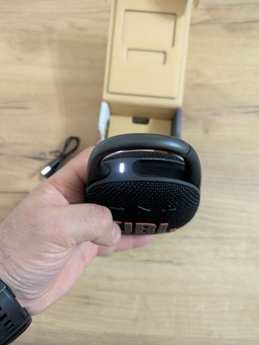 Vând boxa portabila JBL Clip 5