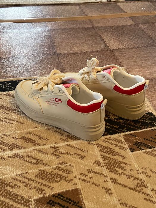 Продам женские кроссовки