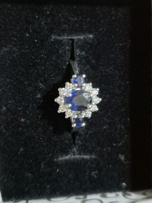 Золотое кольцо  с сапфиром и бриллиантами,  750 проба.