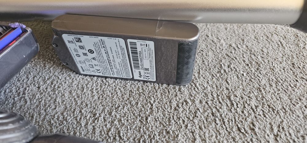 Dyson v10 pret accesibil